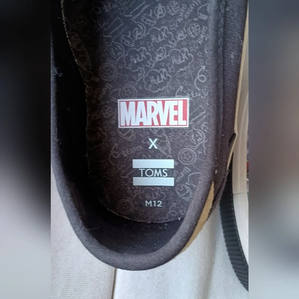 Toms Marvel Mens Black and Colorful Graphic Sneakers_12